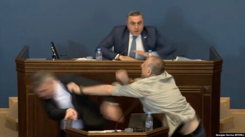 Gürcüstanda müxalifət deputatı iqtidar deputatını vurdu. Tbilisidə müddətsiz mitinq başlandı VIDEO
